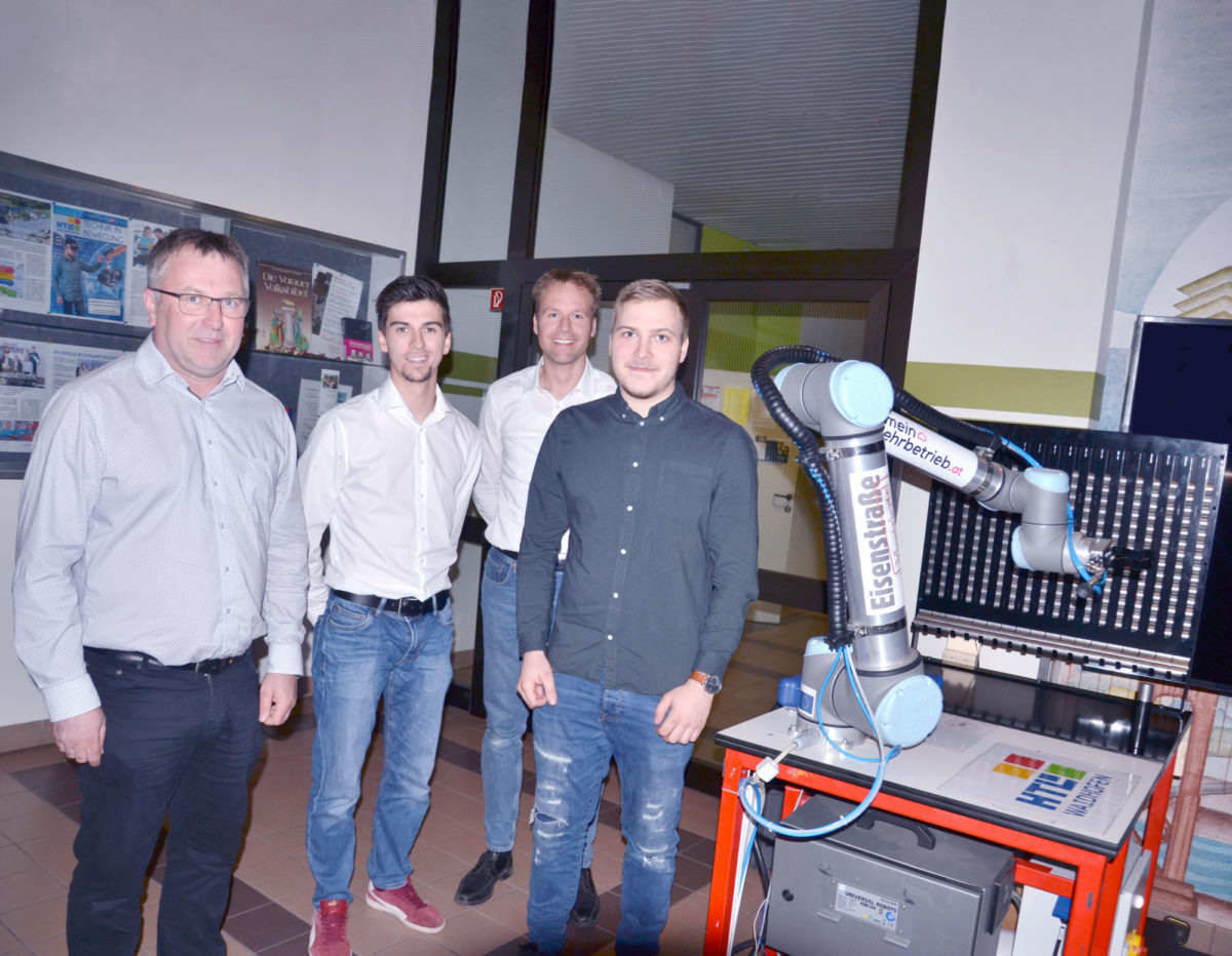 Fabian Hirtenlehner mit dem Cobot-Arm